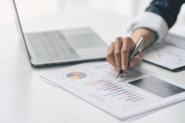 Ordinateur portable et documents avec diagrammes